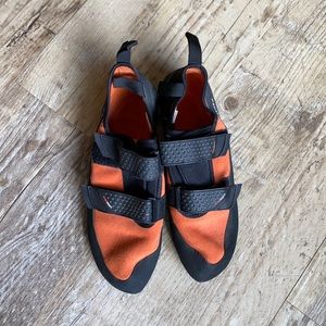 Mad Rock Climbing Shows Black & Orange